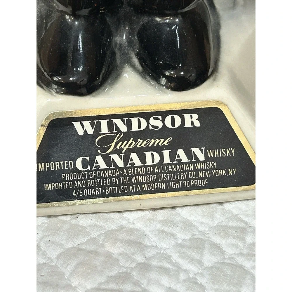Vintage Windsor Supreme Canadian Whiskey Guard Soldier Liquor Bottle Decanter